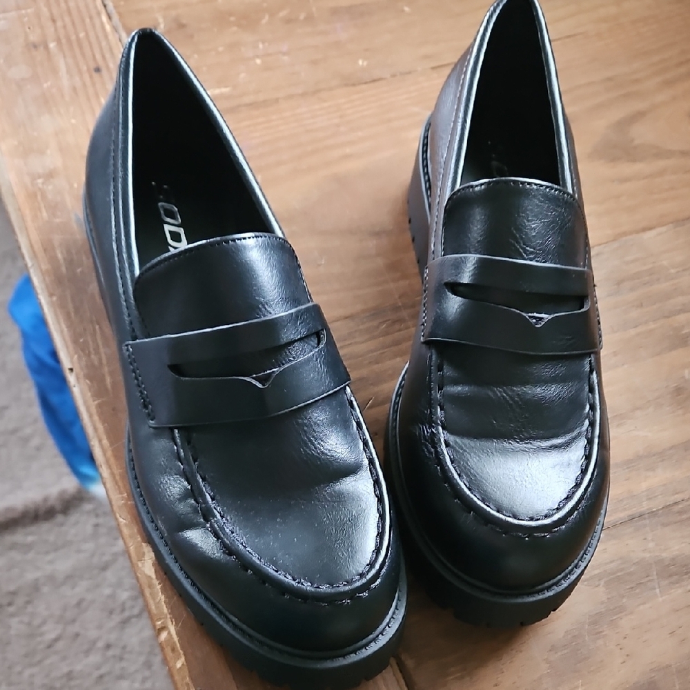 Womens penny loafer platform shoes. Size 7.5 Black